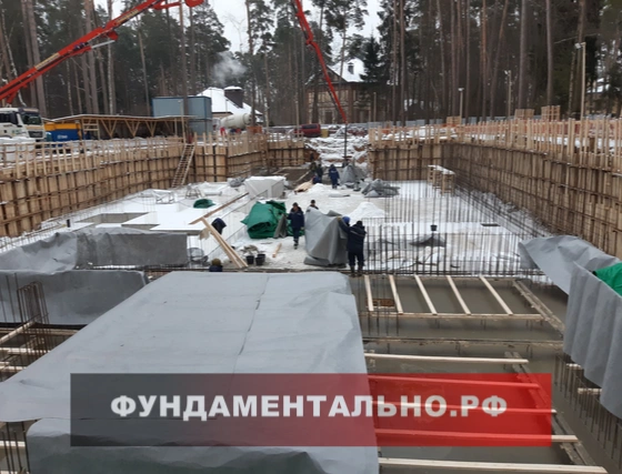 Строительный тепляк с тепловыми пушками над чашей бассейна